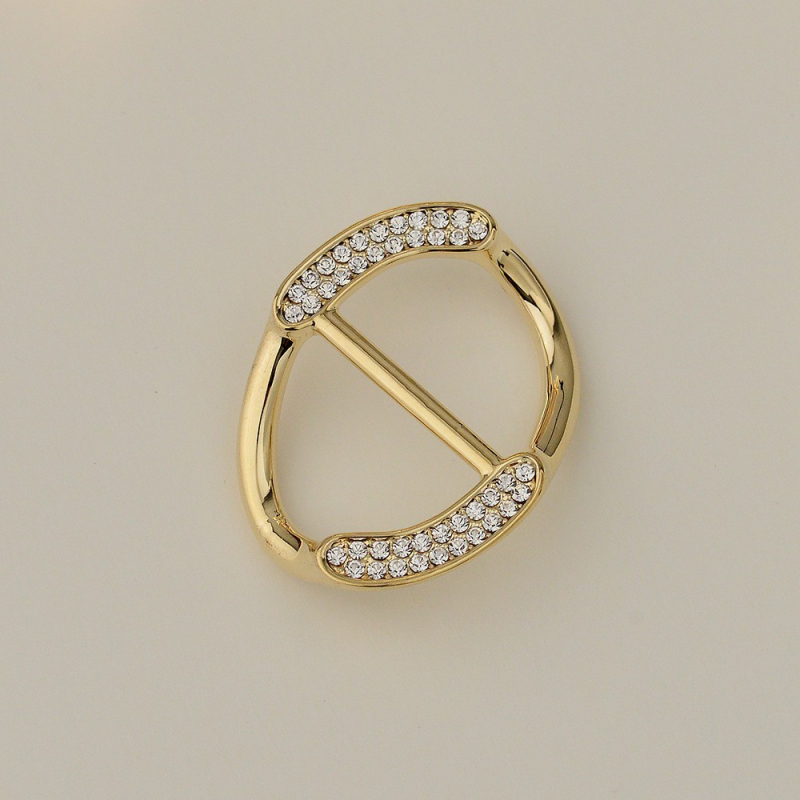 Sakausējuma drēbju sprādze ar Korejas stila stūri, keeratud vardad, nelielais četru lapu pērļu akcentu, Straw Man zīmols, elektroplating, kohandamine saadaval