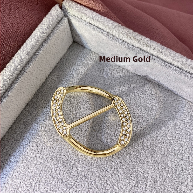 Sakausējuma drēbju sprādze ar Korejas stila stūri, keeratud vardad, nelielais četru lapu pērļu akcentu, Straw Man zīmols, elektroplating, kohandamine saadaval