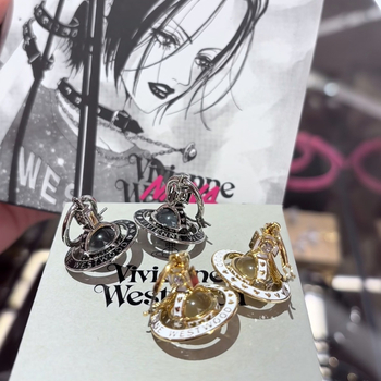 Nana közös márkájú nyaklánc Szaturnusz-plánéta medállal, keresztlánccal, réz medál, 31–40 cm hosszú