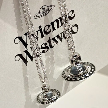 Nana közös márkájú nyaklánc Szaturnusz-plánéta medállal, keresztlánccal, réz medál, 31–40 cm hosszú