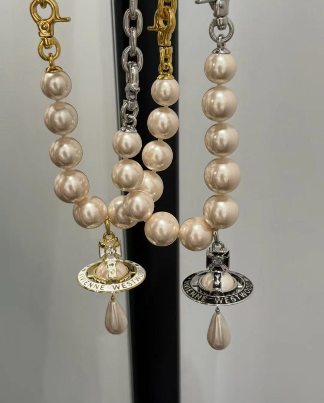 Nana közös márkájú nyaklánc Szaturnusz-plánéta medállal, keresztlánccal, réz medál, 31–40 cm hosszú