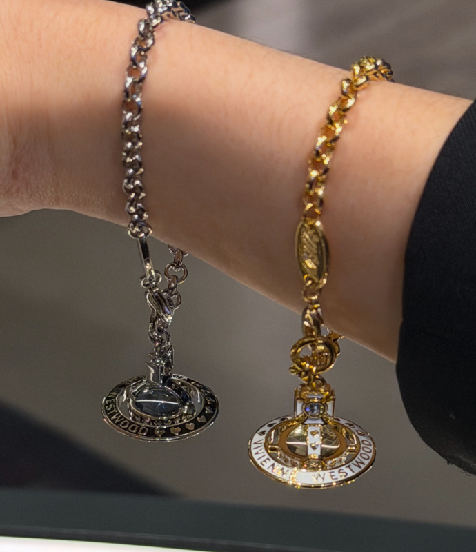 Nana közös márkájú nyaklánc Szaturnusz-plánéta medállal, keresztlánccal, réz medál, 31–40 cm hosszú