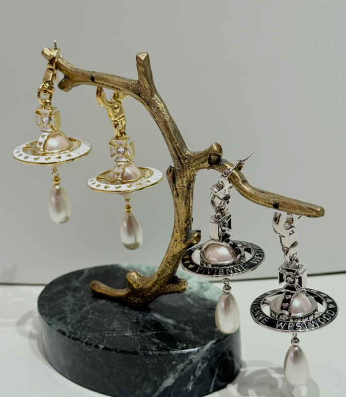 Nana közös márkájú nyaklánc Szaturnusz-plánéta medállal, keresztlánccal, réz medál, 31–40 cm hosszú