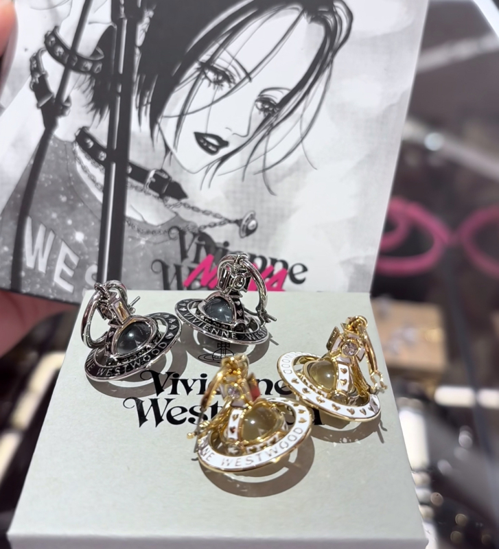 Nana közös márkájú nyaklánc Szaturnusz-plánéta medállal, keresztlánccal, réz medál, 31–40 cm hosszú