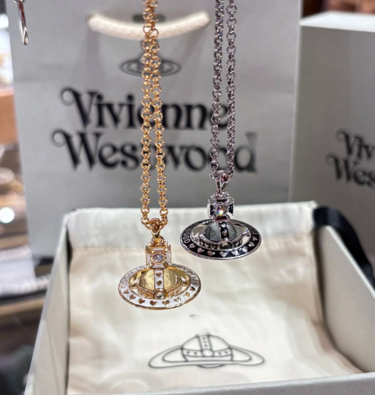 Nana közös márkájú nyaklánc Szaturnusz-plánéta medállal, keresztlánccal, réz medál, 31–40 cm hosszú