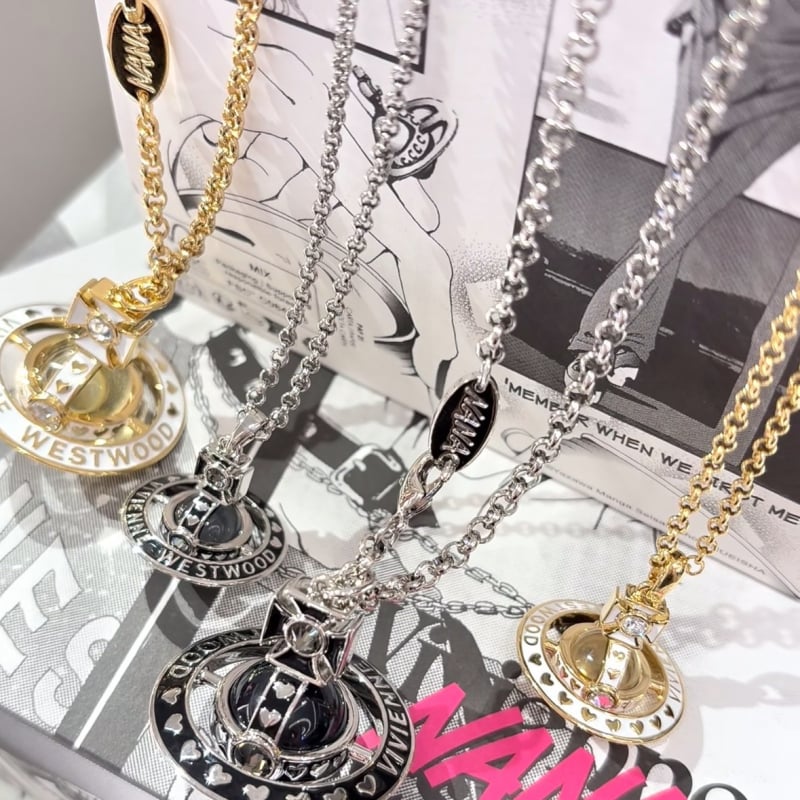 Nana közös márkájú nyaklánc Szaturnusz-plánéta medállal, keresztlánccal, réz medál, 31–40 cm hosszú