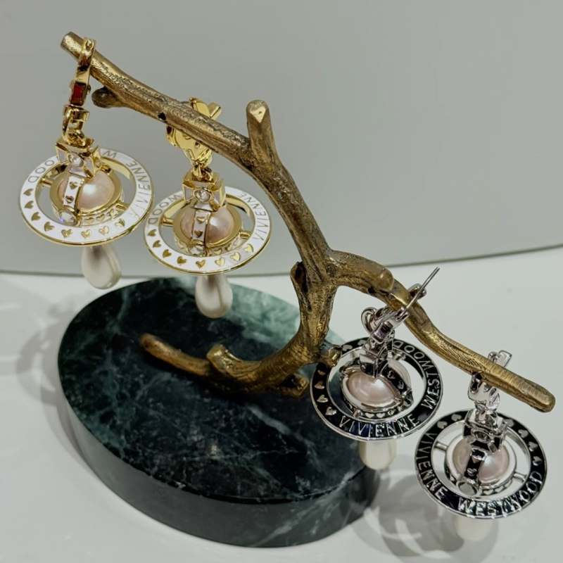 Nana közös márkájú nyaklánc Szaturnusz-plánéta medállal, keresztlánccal, réz medál, 31–40 cm hosszú