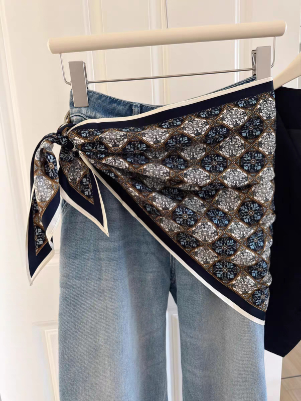 Ženski cvjetni trokutasti šal od satena, jednostavno tkanje (plain weave), jesensko 2025 izdanje, svestran modni dodatak