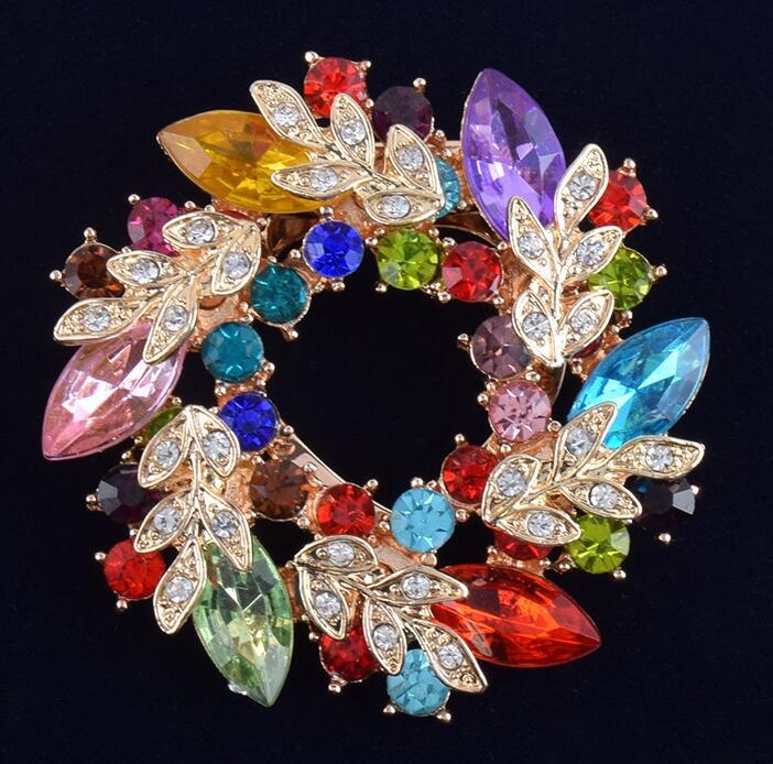 Broš od legure, zlatno ugravirani motiv Bauhinijevog cvijeta, marka Himana, za žensku uredsku modu