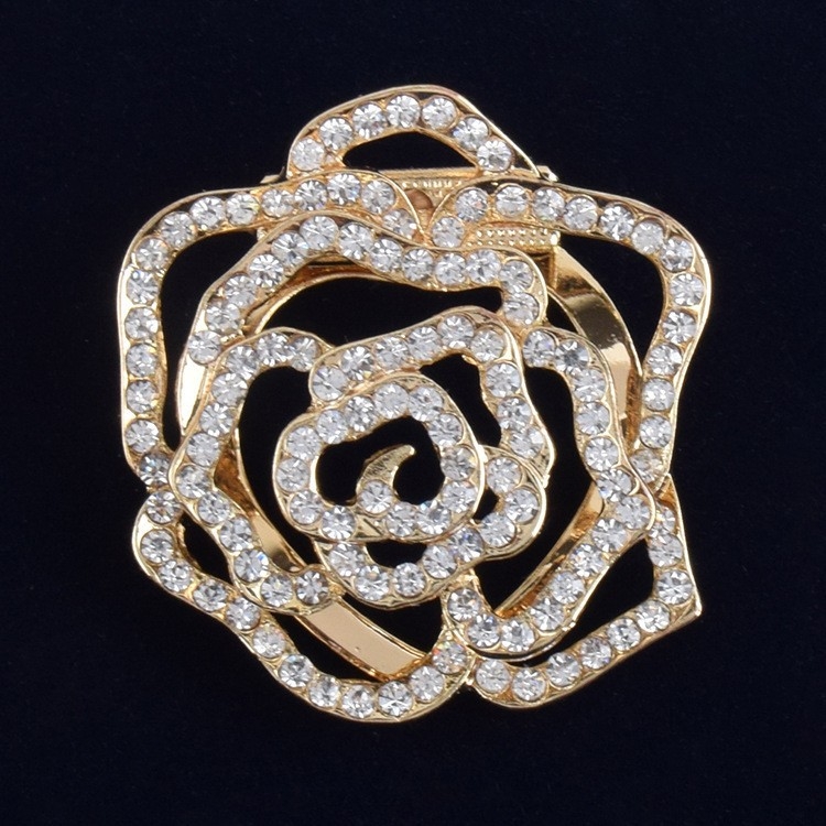 Broš od legure, zlatno ugravirani motiv Bauhinijevog cvijeta, marka Himana, za žensku uredsku modu