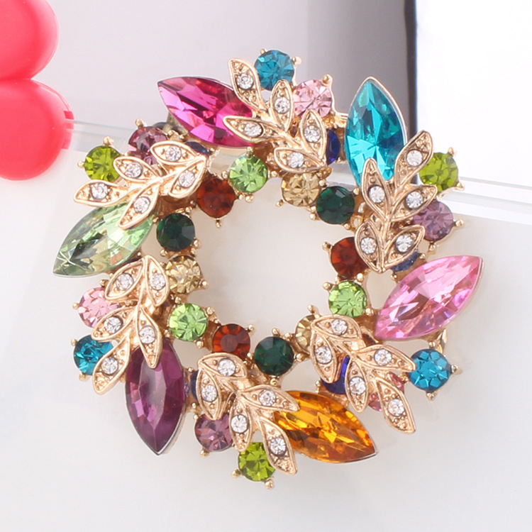 Broš od legure, zlatno ugravirani motiv Bauhinijevog cvijeta, marka Himana, za žensku uredsku modu