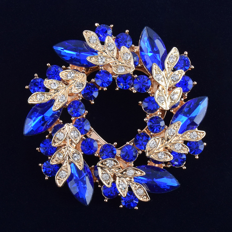 Broš od legure, zlatno ugravirani motiv Bauhinijevog cvijeta, marka Himana, za žensku uredsku modu