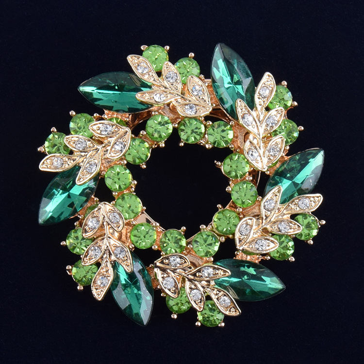 Broš od legure, zlatno ugravirani motiv Bauhinijevog cvijeta, marka Himana, za žensku uredsku modu