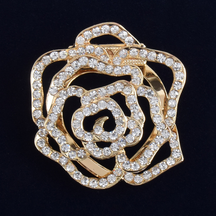 Broš od legure, zlatno ugravirani motiv Bauhinijevog cvijeta, marka Himana, za žensku uredsku modu