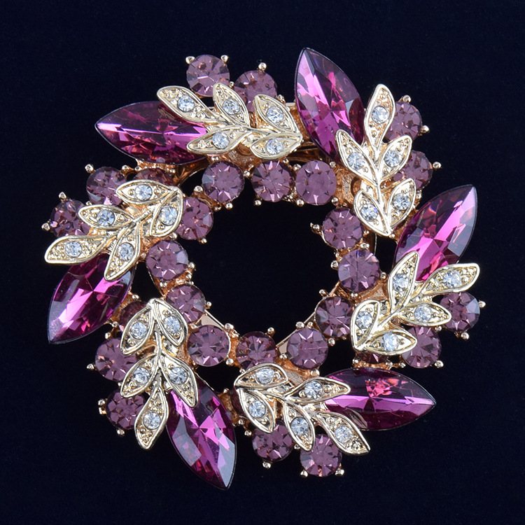 Broš od legure, zlatno ugravirani motiv Bauhinijevog cvijeta, marka Himana, za žensku uredsku modu