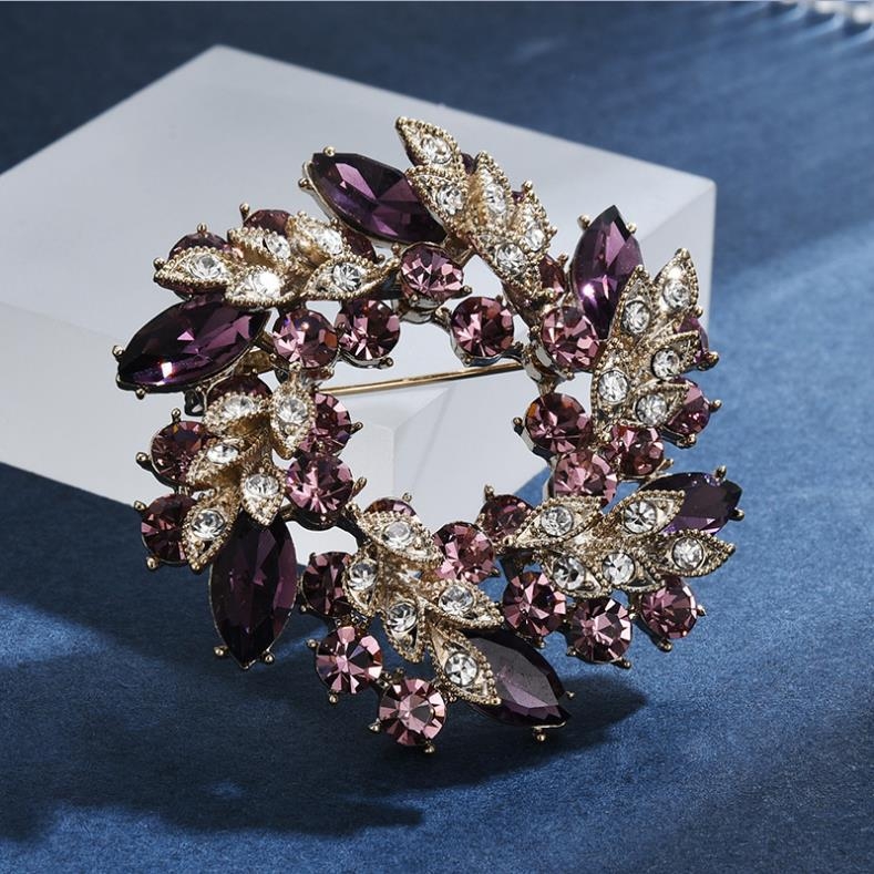 Broš od legure, zlatno ugravirani motiv Bauhinijevog cvijeta, marka Himana, za žensku uredsku modu