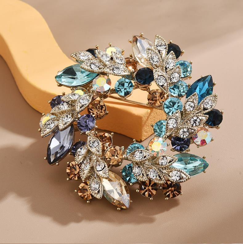 Broš od legure, zlatno ugravirani motiv Bauhinijevog cvijeta, marka Himana, za žensku uredsku modu