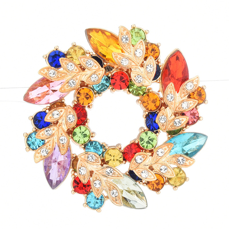 Broš od legure, zlatno ugravirani motiv Bauhinijevog cvijeta, marka Himana, za žensku uredsku modu