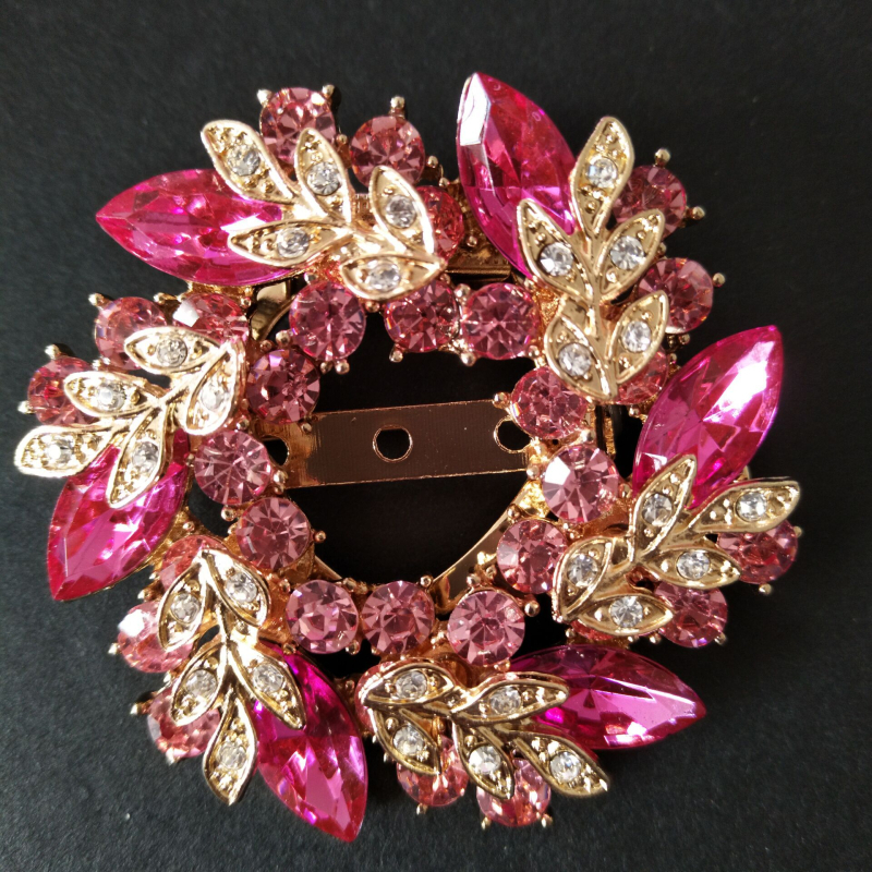 Broš od legure, zlatno ugravirani motiv Bauhinijevog cvijeta, marka Himana, za žensku uredsku modu