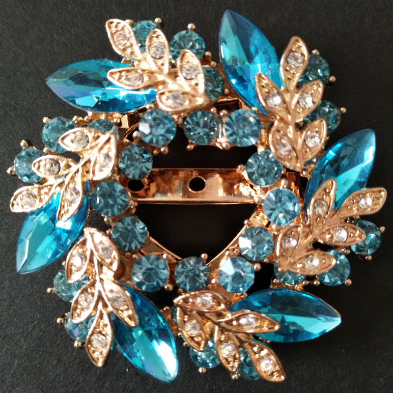 Broš od legure, zlatno ugravirani motiv Bauhinijevog cvijeta, marka Himana, za žensku uredsku modu