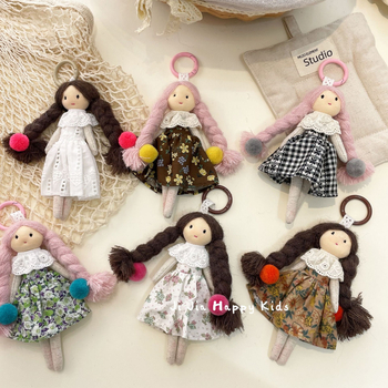 Krepšio pakabukas su rankomis siuvama audinio lėlyte, mielas krepšio aksesuaras (rankomis siuvama; stora kūdikio modelis; ruduo 2025)