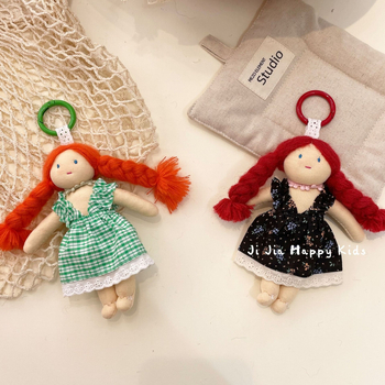 Krepšio pakabukas su rankomis siuvama audinio lėlyte, mielas krepšio aksesuaras (rankomis siuvama; stora kūdikio modelis; ruduo 2025)