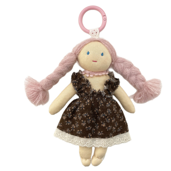 Krepšio pakabukas su rankomis siuvama audinio lėlyte, mielas krepšio aksesuaras (rankomis siuvama; stora kūdikio modelis; ruduo 2025)