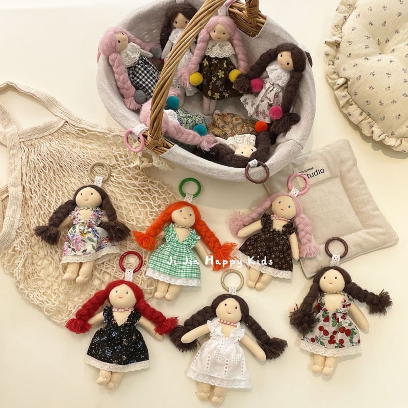 Krepšio pakabukas su rankomis siuvama audinio lėlyte, mielas krepšio aksesuaras (rankomis siuvama; stora kūdikio modelis; ruduo 2025)
