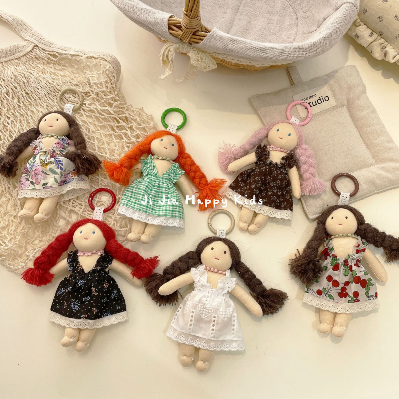 Krepšio pakabukas su rankomis siuvama audinio lėlyte, mielas krepšio aksesuaras (rankomis siuvama; stora kūdikio modelis; ruduo 2025)
