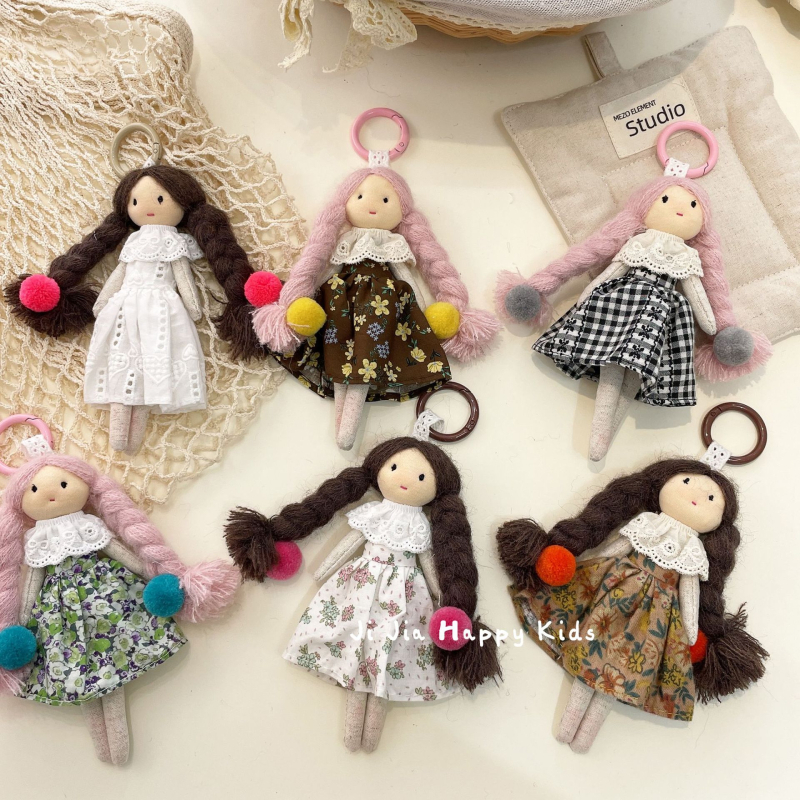 Krepšio pakabukas su rankomis siuvama audinio lėlyte, mielas krepšio aksesuaras (rankomis siuvama; stora kūdikio modelis; ruduo 2025)
