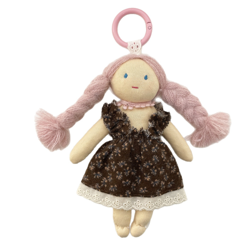 Krepšio pakabukas su rankomis siuvama audinio lėlyte, mielas krepšio aksesuaras (rankomis siuvama; stora kūdikio modelis; ruduo 2025)