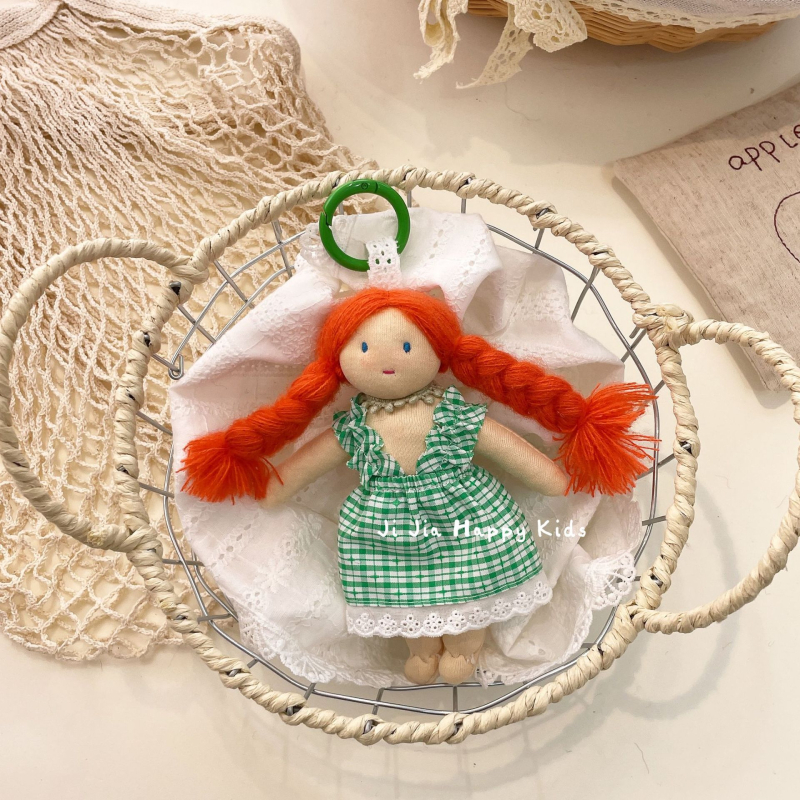 Krepšio pakabukas su rankomis siuvama audinio lėlyte, mielas krepšio aksesuaras (rankomis siuvama; stora kūdikio modelis; ruduo 2025)