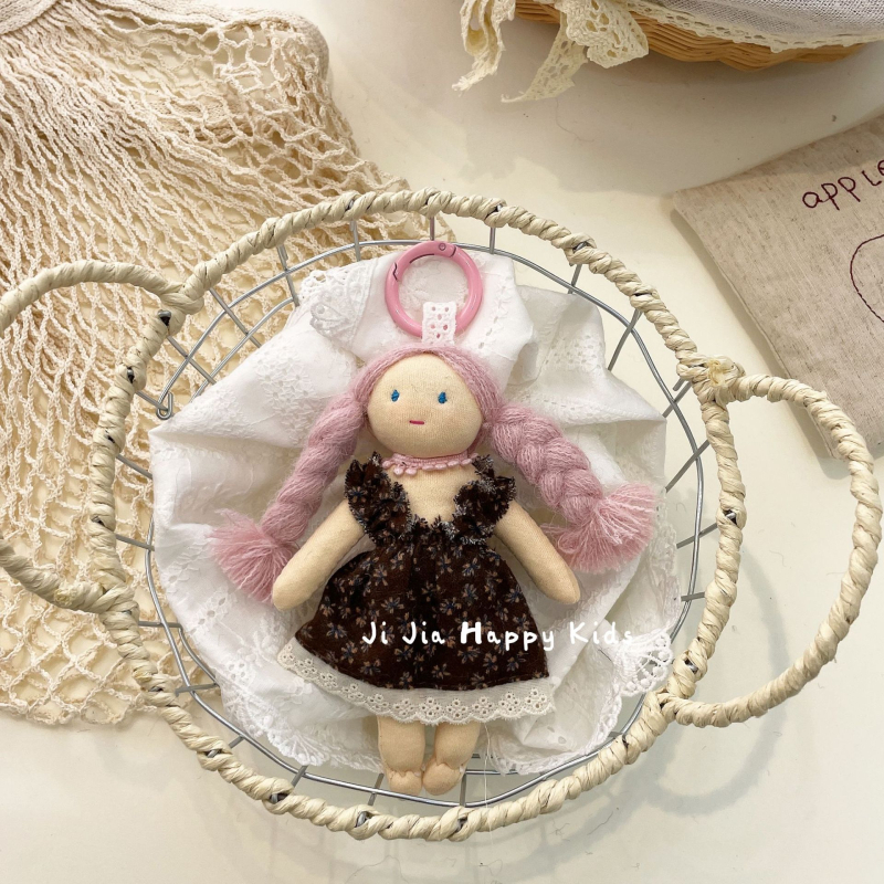 Krepšio pakabukas su rankomis siuvama audinio lėlyte, mielas krepšio aksesuaras (rankomis siuvama; stora kūdikio modelis; ruduo 2025)