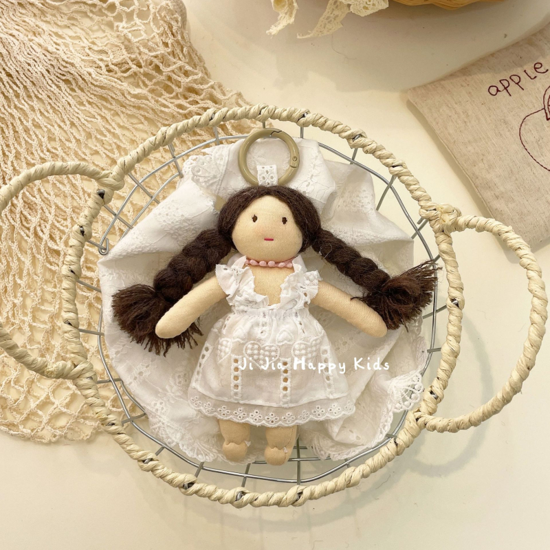Krepšio pakabukas su rankomis siuvama audinio lėlyte, mielas krepšio aksesuaras (rankomis siuvama; stora kūdikio modelis; ruduo 2025)