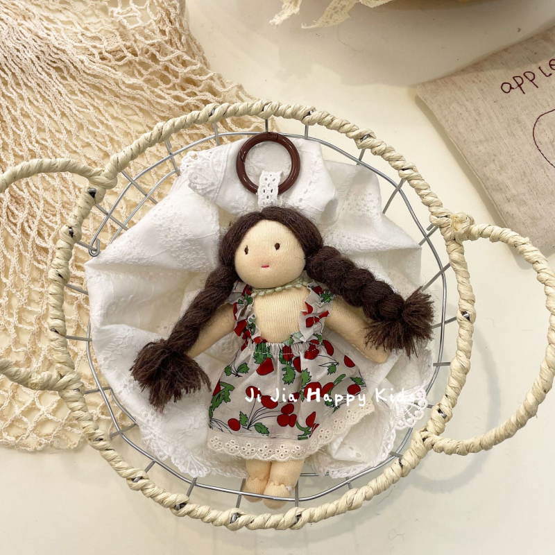 Krepšio pakabukas su rankomis siuvama audinio lėlyte, mielas krepšio aksesuaras (rankomis siuvama; stora kūdikio modelis; ruduo 2025)