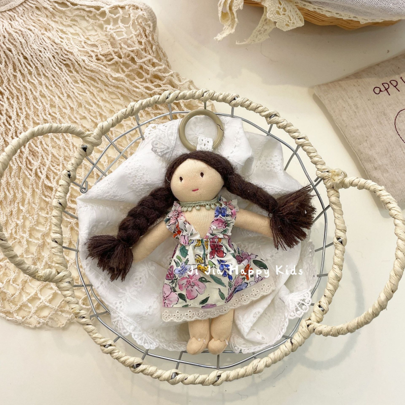 Krepšio pakabukas su rankomis siuvama audinio lėlyte, mielas krepšio aksesuaras (rankomis siuvama; stora kūdikio modelis; ruduo 2025)