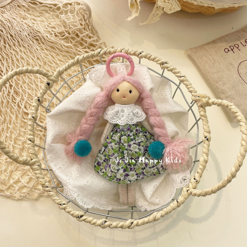 Krepšio pakabukas su rankomis siuvama audinio lėlyte, mielas krepšio aksesuaras (rankomis siuvama; stora kūdikio modelis; ruduo 2025)