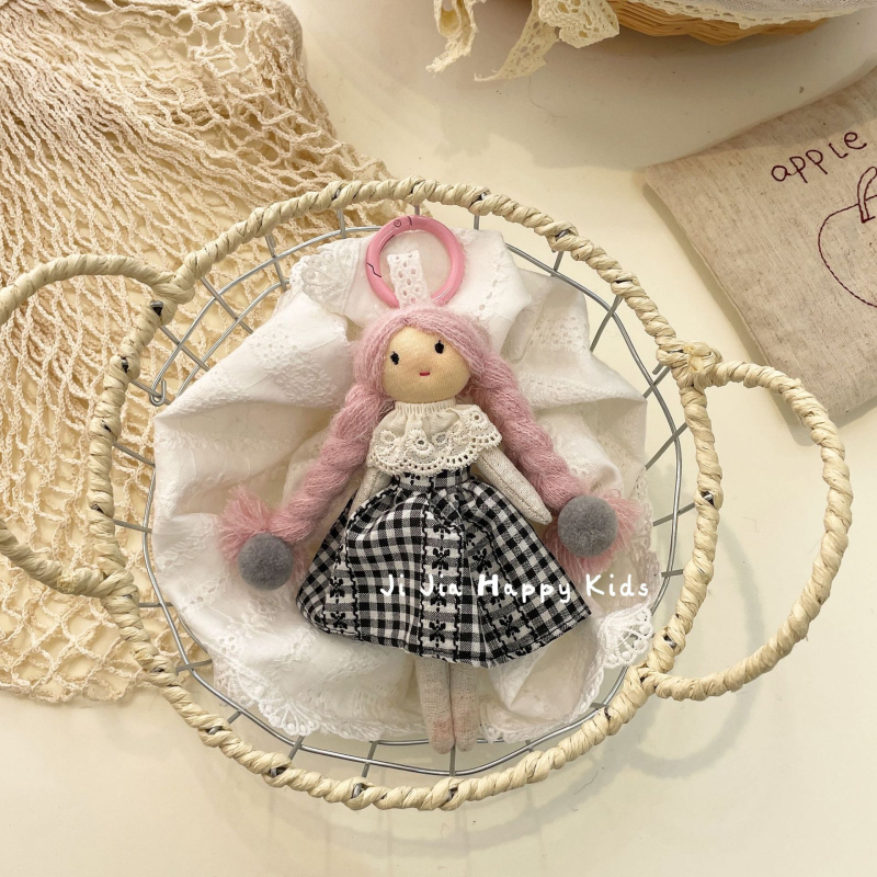 Krepšio pakabukas su rankomis siuvama audinio lėlyte, mielas krepšio aksesuaras (rankomis siuvama; stora kūdikio modelis; ruduo 2025)