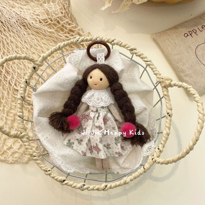 Krepšio pakabukas su rankomis siuvama audinio lėlyte, mielas krepšio aksesuaras (rankomis siuvama; stora kūdikio modelis; ruduo 2025)