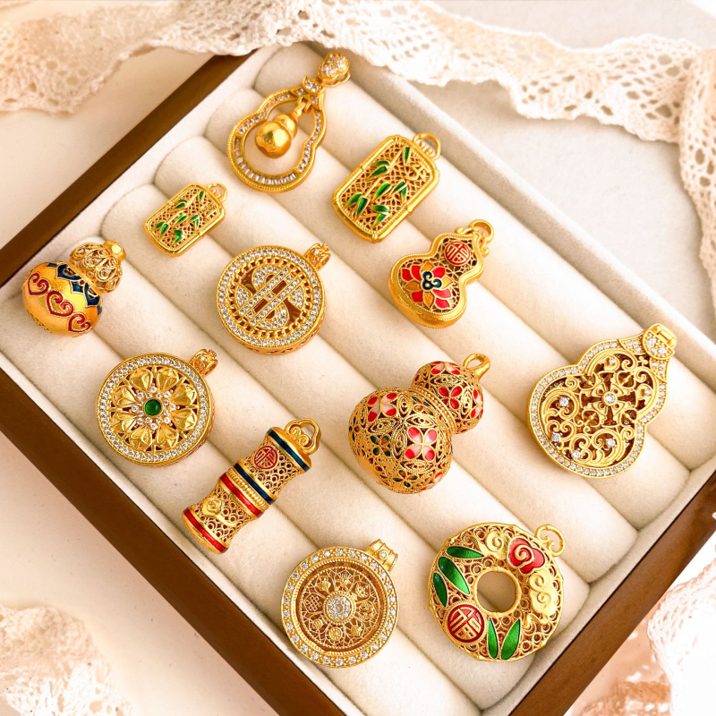 Pandantiv din cupru cu placare aur reală, motiv filigran decupat în formă de gutuie, accesoriu minimalist de modă