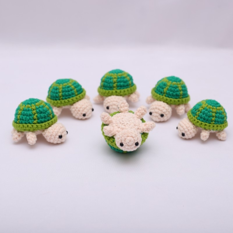 Rankų darbo mezginiai vėžliukas pakabukas raktams, medžiaga: medvilnė, prekinis ženklas Nafei Handmade, modelis: mažas gyvūnas, svoris apie 11 g