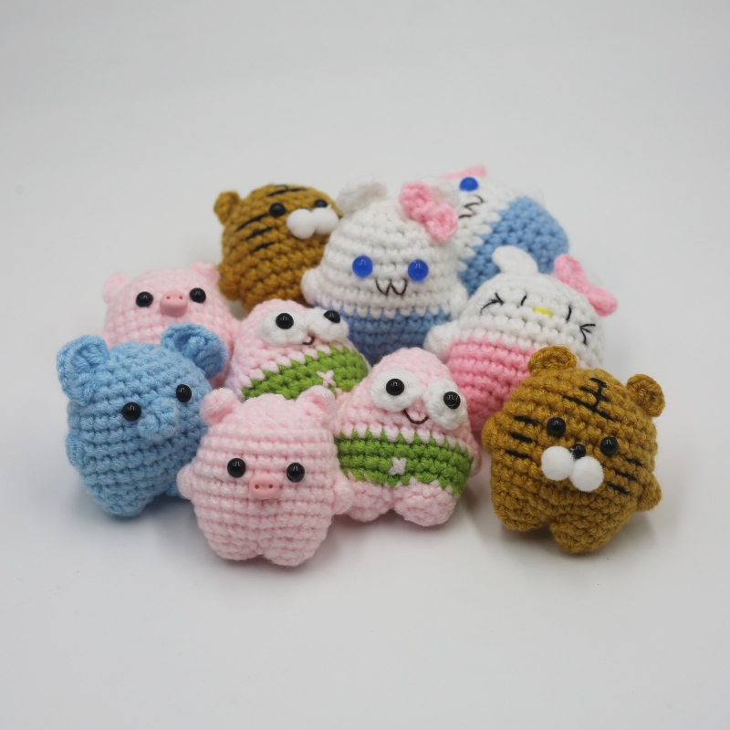 Megztas vilnos gyvūnėlių raktų pakabukas, animacinio stiliaus, kabantis dekoras (modeliai: lokys ir kiaulė, vasara 2024)