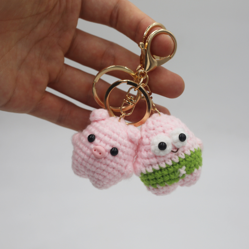 Megztas vilnos gyvūnėlių raktų pakabukas, animacinio stiliaus, kabantis dekoras (modeliai: lokys ir kiaulė, vasara 2024)