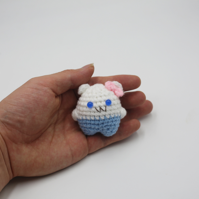 Megztas vilnos gyvūnėlių raktų pakabukas, animacinio stiliaus, kabantis dekoras (modeliai: lokys ir kiaulė, vasara 2024)