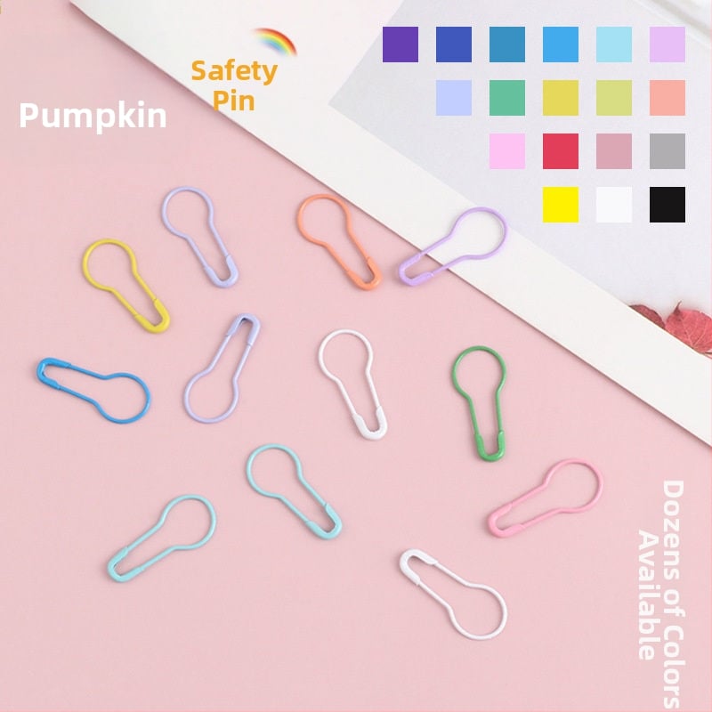 Šarene igle za nevidljivo učvršćivanje odjeće – mini kopče za ovratnik i prsnu etiketu, Marka Unique, ljeto 2021