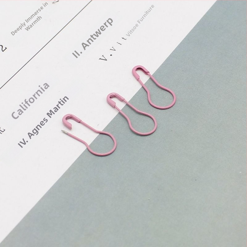 Šarene igle za nevidljivo učvršćivanje odjeće – mini kopče za ovratnik i prsnu etiketu, Marka Unique, ljeto 2021