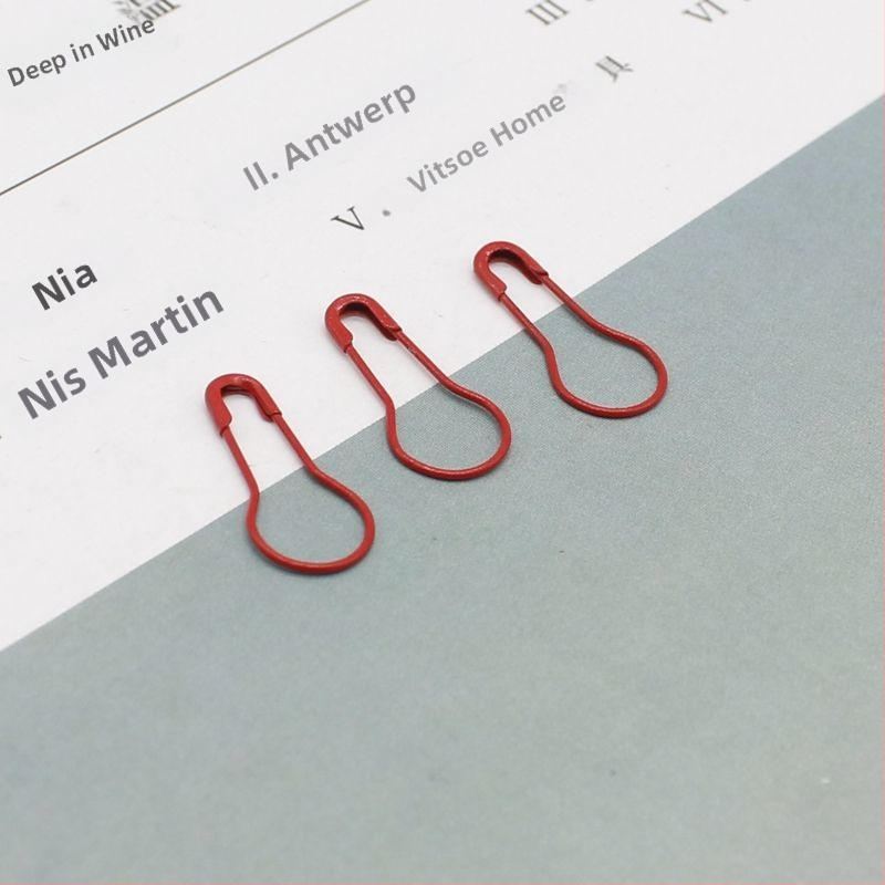 Šarene igle za nevidljivo učvršćivanje odjeće – mini kopče za ovratnik i prsnu etiketu, Marka Unique, ljeto 2021