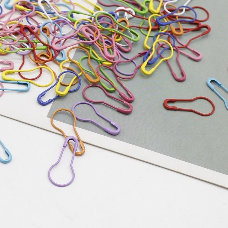 Šarene igle za nevidljivo učvršćivanje odjeće – mini kopče za ovratnik i prsnu etiketu, Marka Unique, ljeto 2021