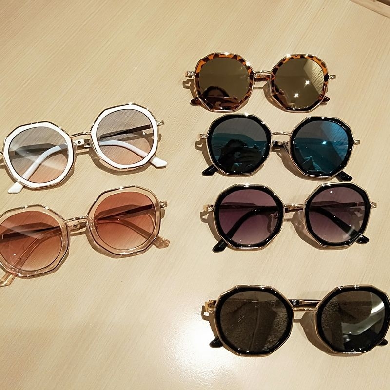 Bērnu saulesbrilles, nav polarizētas, kristāla lēcas, rāmis no TR+metāla un vara sakausējuma, caurlaidības kategorija 2, 2024. gada pavasaris