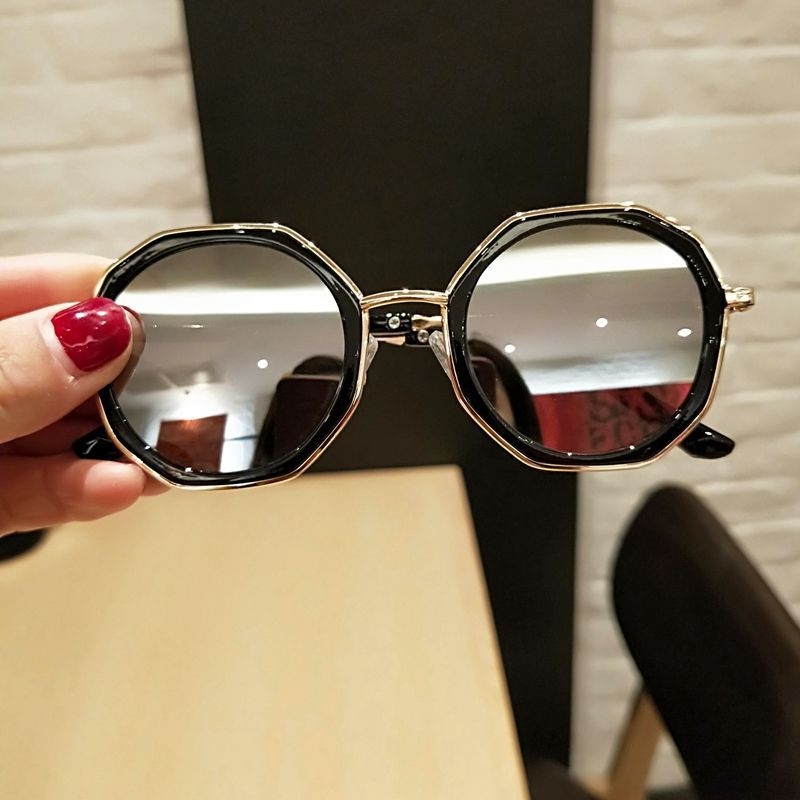 Bērnu saulesbrilles, nav polarizētas, kristāla lēcas, rāmis no TR+metāla un vara sakausējuma, caurlaidības kategorija 2, 2024. gada pavasaris